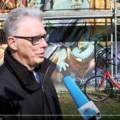 Vereinsvorsitzender Volker Hartmann über den Kunst-Würfel in Bischofsheim außergewöhnliche Exponat.