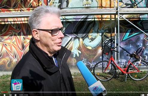 Vereinsvorsitzender Volker Hartmann über den Kunst-Würfel in Bischofsheim außergewöhnliche Exponat.