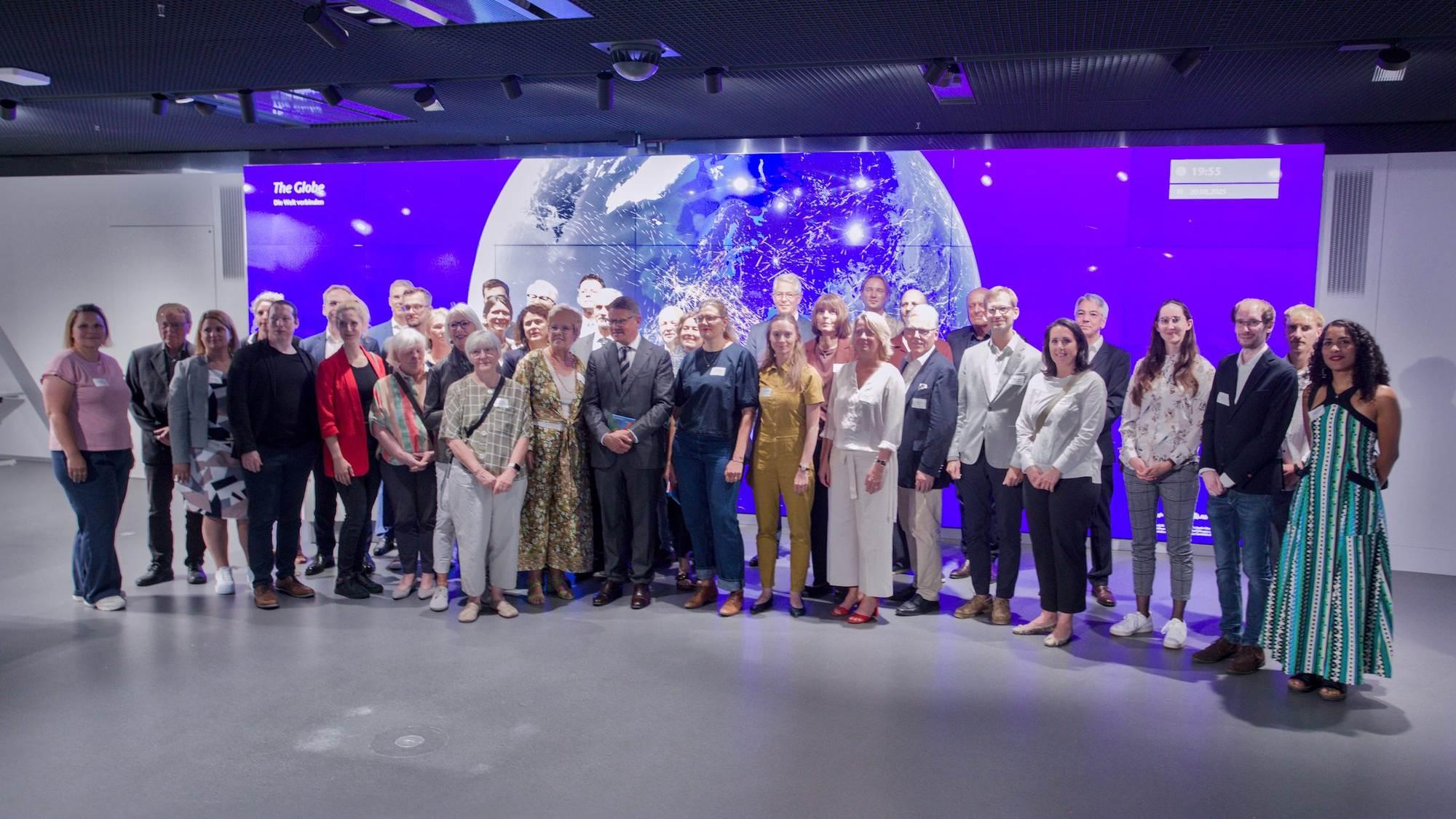 Gruppenbild der geförderten neun Projekte